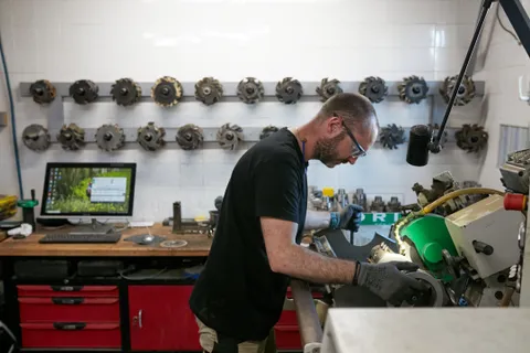 Personne coupant du bois